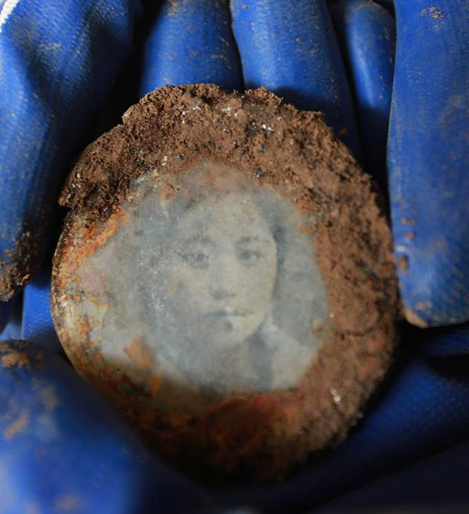 82年了,烈士手中紧紧握着一张照片……她是谁?