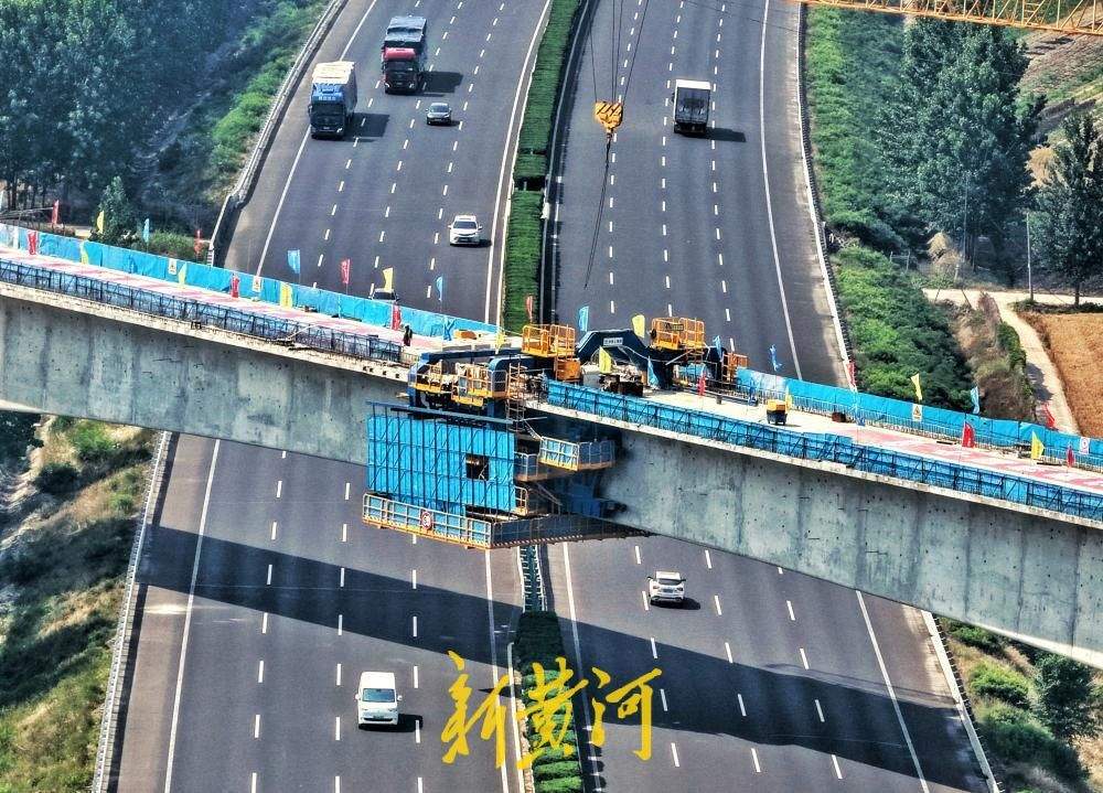 潍宿高铁跨京沪高速连续梁顺利合龙