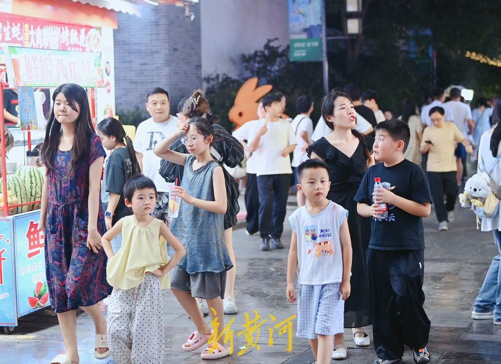 一年四季 泉在济南丨济南宽厚里烟火气点亮“夜经济”