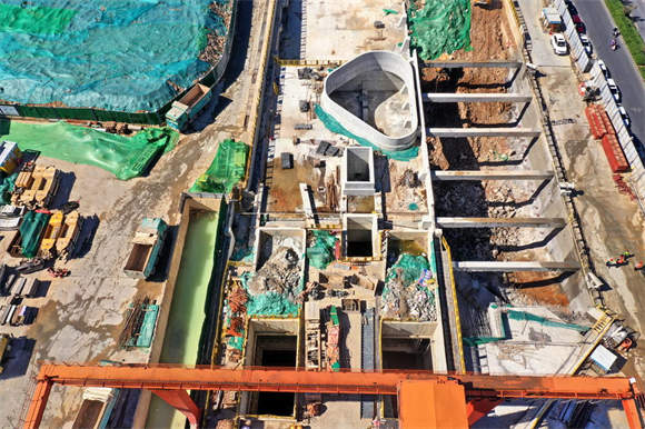 济南地铁4号线千佛山站全景，东西两侧地下隧道已全部贯通