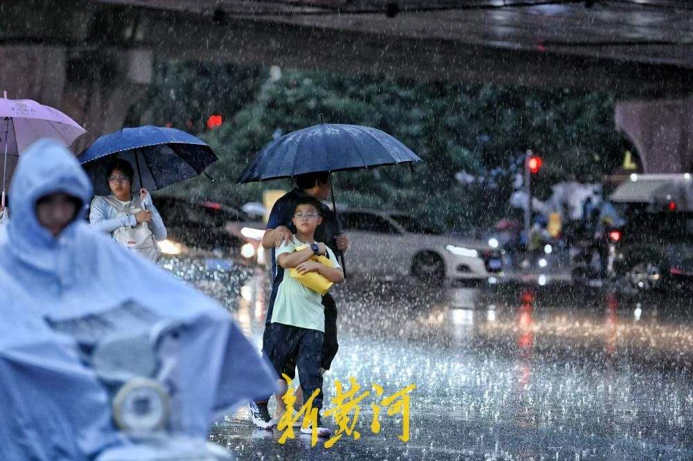 骤雨突袭：晚高峰济南北园高架路下现归家人潮