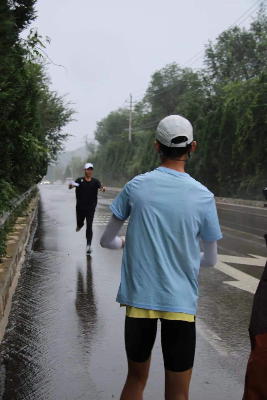 山大附中版强风吹拂!13名少年接力跑完成148.73公里“泰山驿传”