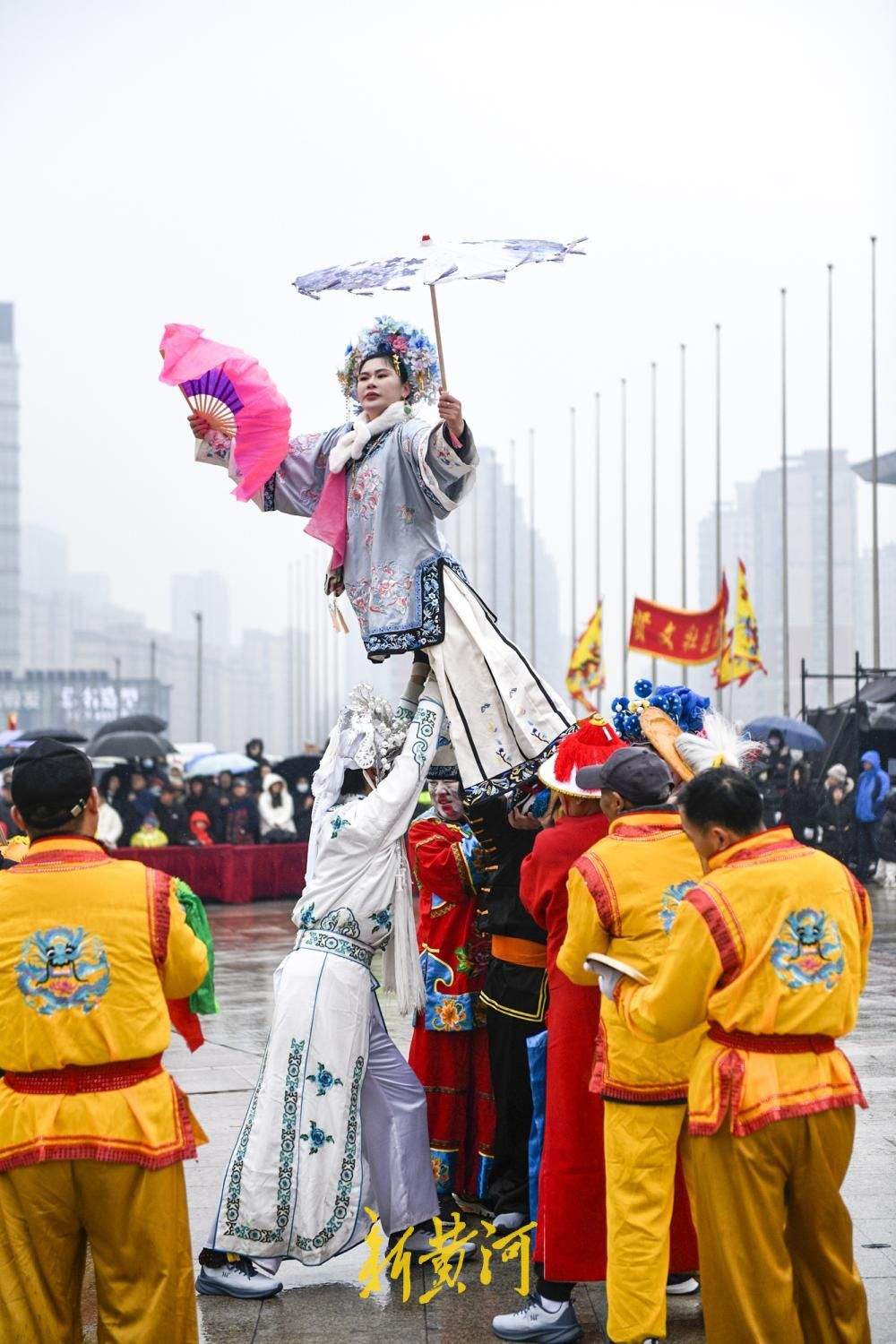 济南:高跷绝技惊四座 民俗展演“拉满”节日氛围