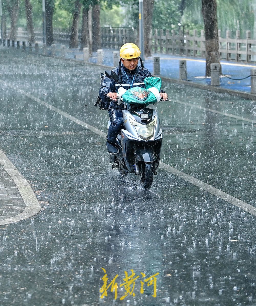 初秋迎急雨 市民雨中行