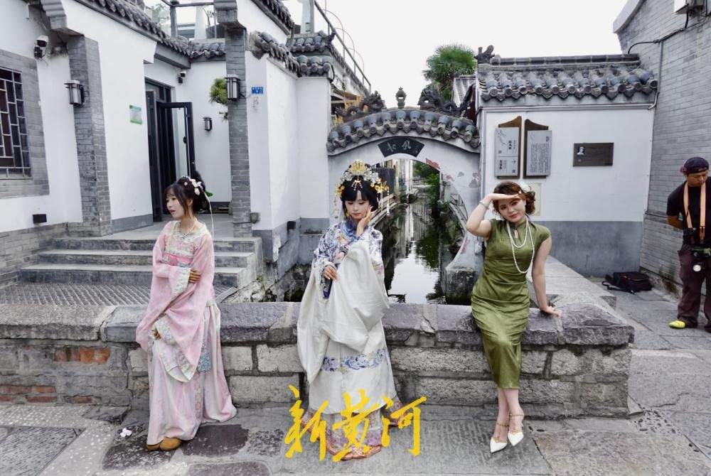 中秋假期后旅游热度不减，济南起凤桥街游客排队打卡