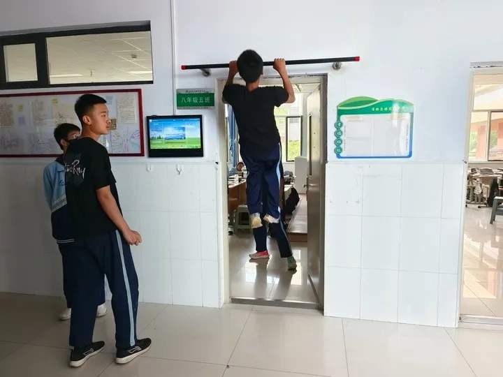 教室门口“长”满了做引体向上的男生?