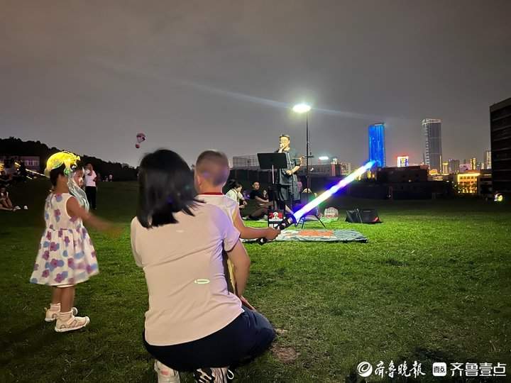 每到夜晚,山上便“长满了人”!济南“菠萝山”音乐会悄然走红