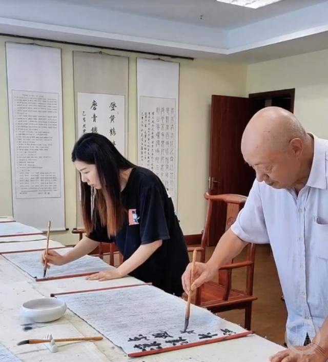 裸辞返乡体验别样人生！90后孙女和93岁爷爷同住养老院 