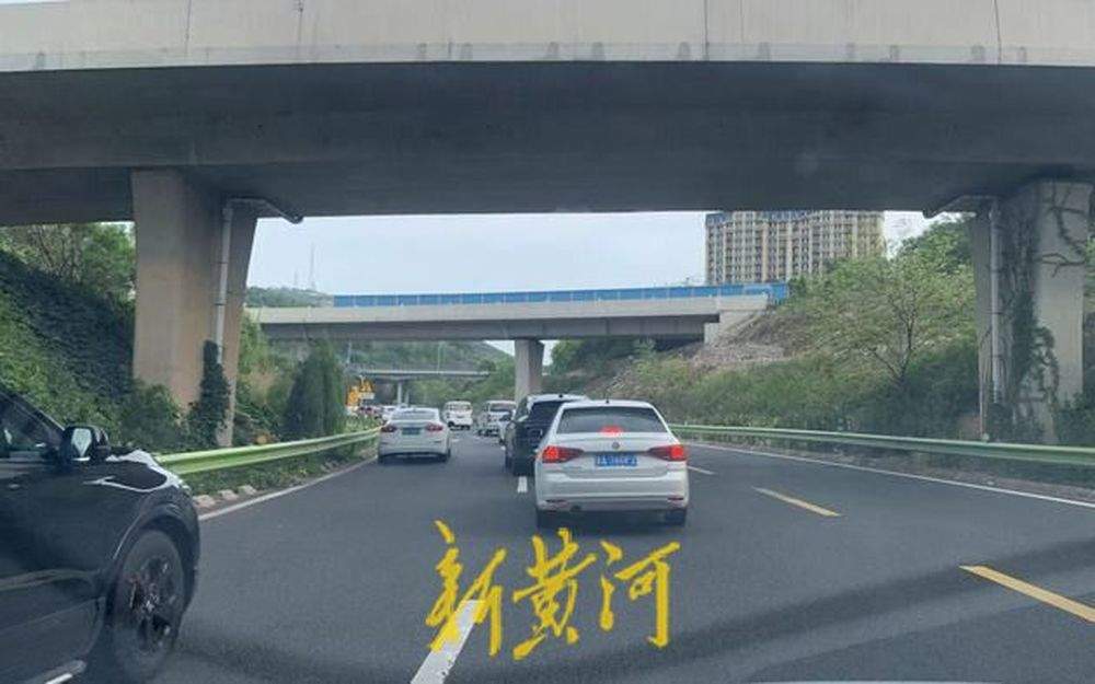 济南二环东高架路上设信号灯造成拥堵？记者实地探访