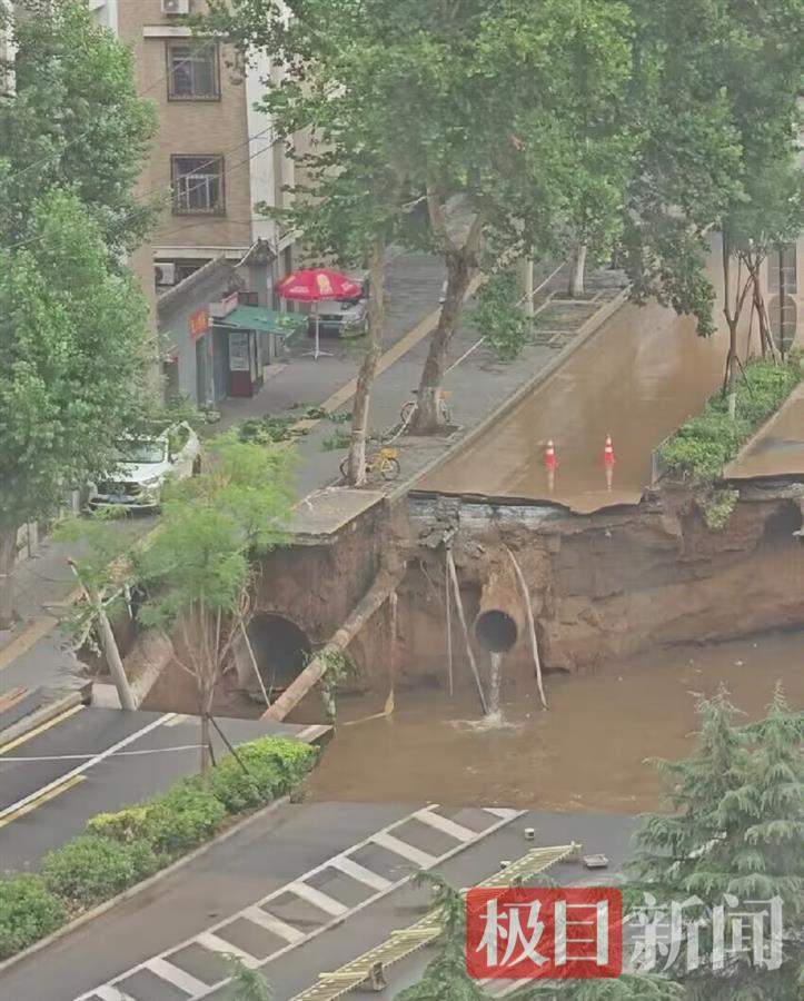 西安在建地铁突发涌水涌砂：路面塌陷一侧居民已疏散，附近居民被要求撤离