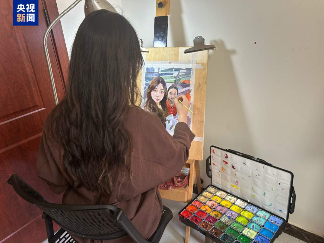 新疆女孩在天津偶遇了一个人 瞬间哭红双眼