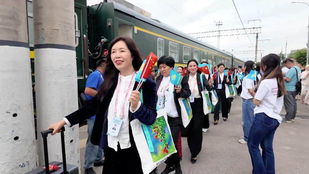 新华视点｜多元交流共筑丝路情！首趟中国－中亚国际人文旅游专列运行记