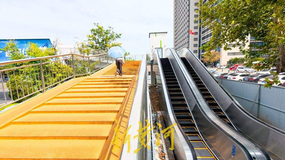 经十路过街天桥换新装 扶梯直梯已安装待启用