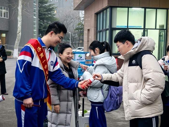 清晨守候、福气迎新、班级惊喜……济南开学首日被“爱”破防了