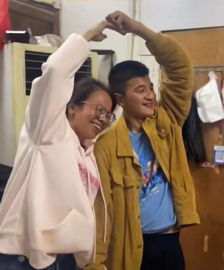 脑瘫少年卖爆米花自食其力 小摊位背后藏着母亲的爱