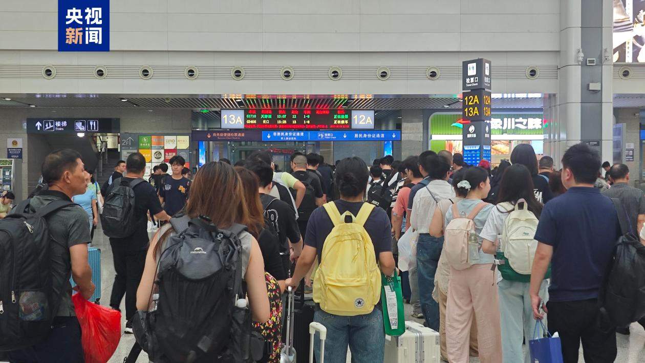 受强降雨影响 重庆火车站部分列车停运