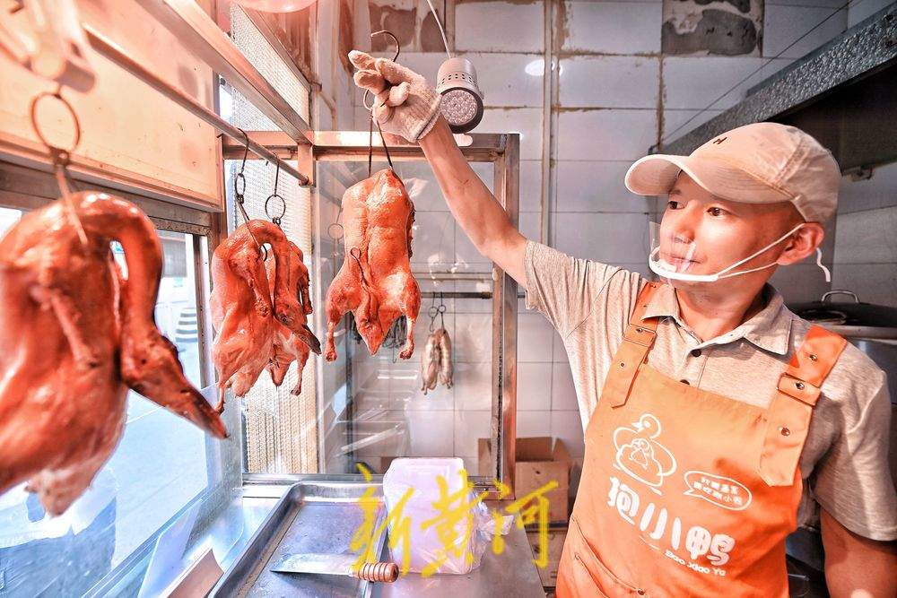 白条鸭与红告示：一位烤鸭店主父亲意外走红后