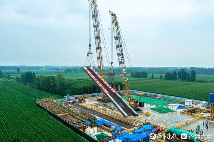 项目强省会｜济南航天大道穿黄隧道西岸接收井首幅地连墙钢筋笼完成吊装