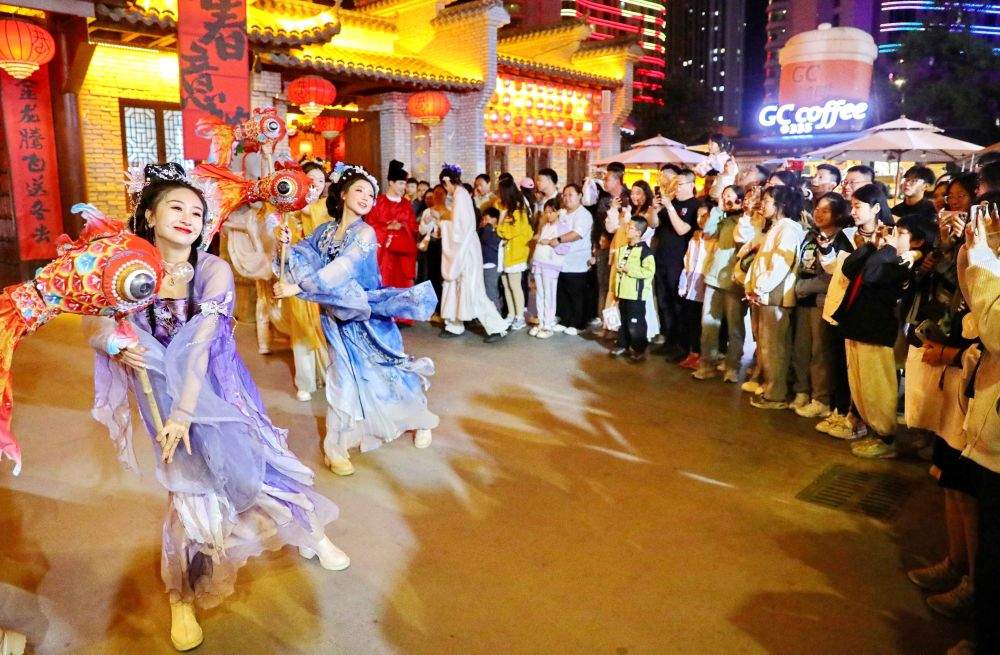 新融合、新玩法、新体验 “五一”假日经济活力涌动