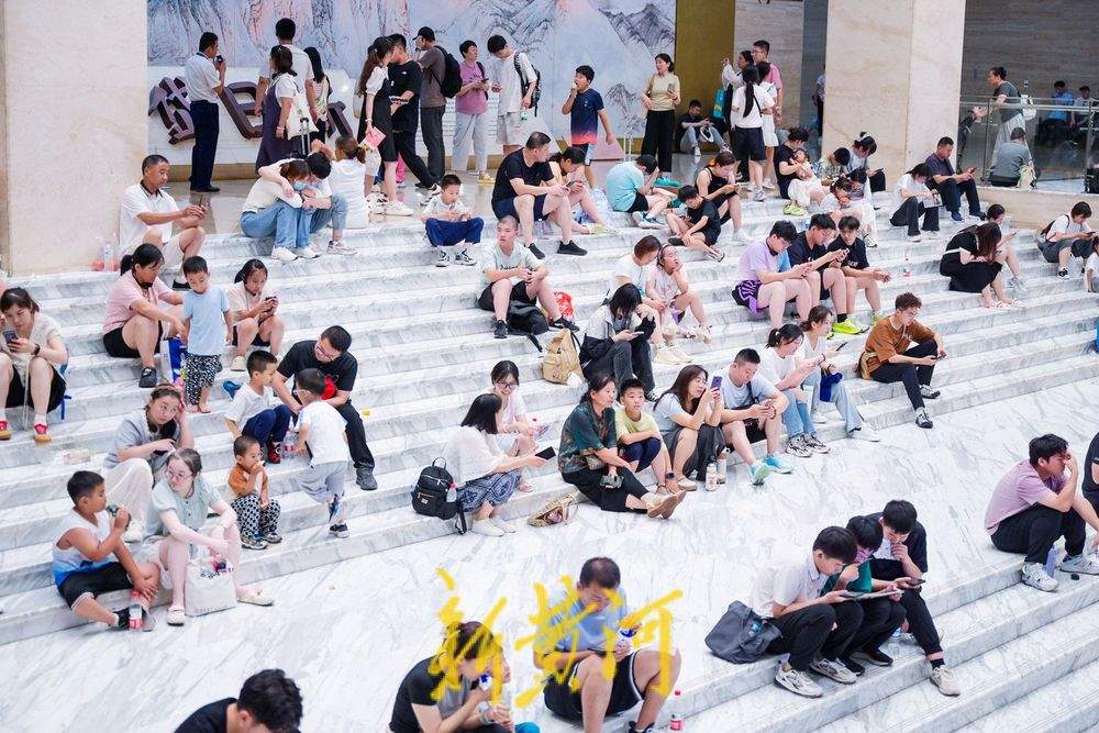 博物馆避暑火了，市民游客在台阶席地而坐纳凉