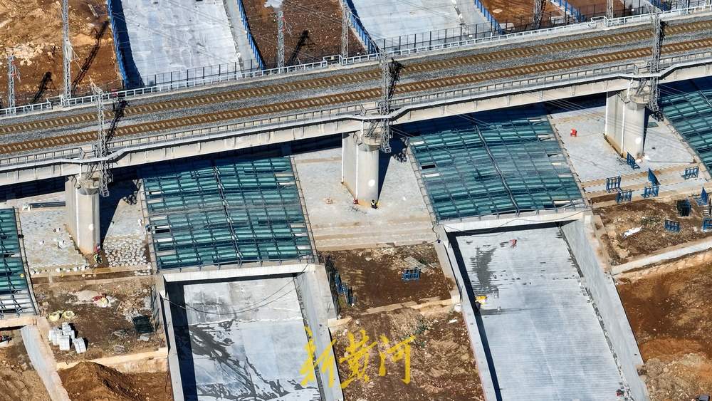 济南铁路框架桥上首次安装透明遮雨棚