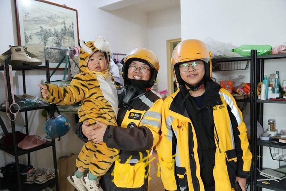 单身母亲带着2岁娃跑外卖养活全家，她的愿望是“成为最好的妈妈”