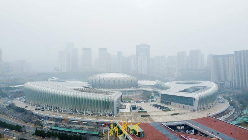 济南大雾持续锁城 高楼隐现云端