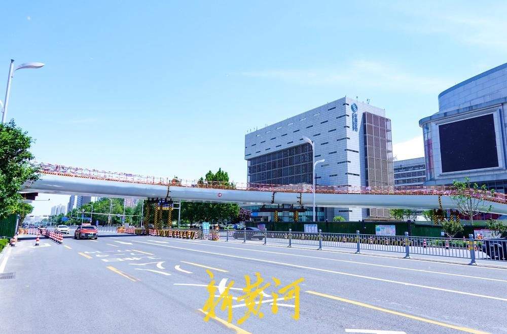 济南工业南路新建人行天桥如弯月  兼顾“好用”与“好看”