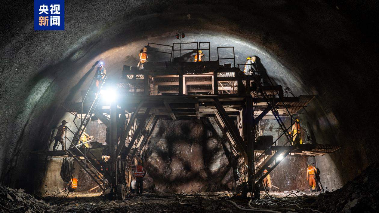 渝万高铁首座8公里以上隧道顺利贯通