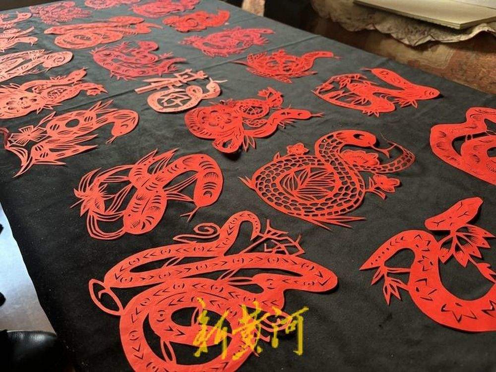 一年剪出260种生肖蛇剪纸！等12生肖剪齐了，他要办一个巡展