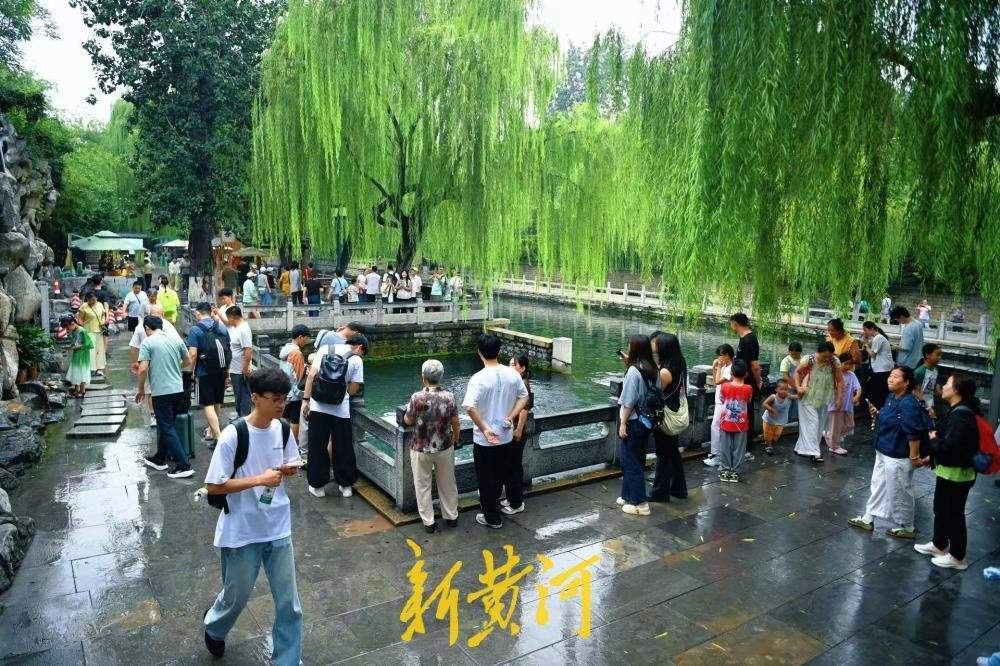 泉城降温秋意渐浓 护城河畔风光如画引游人