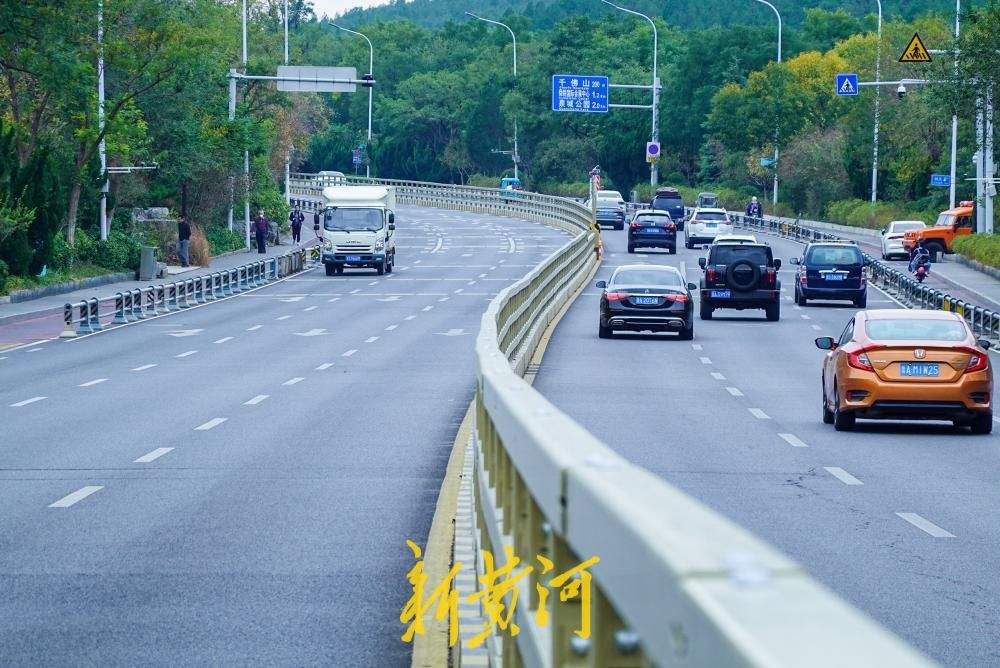 济南旅游路千佛山段加装隔离护栏，水泥墩底座配钢制护栏如长龙