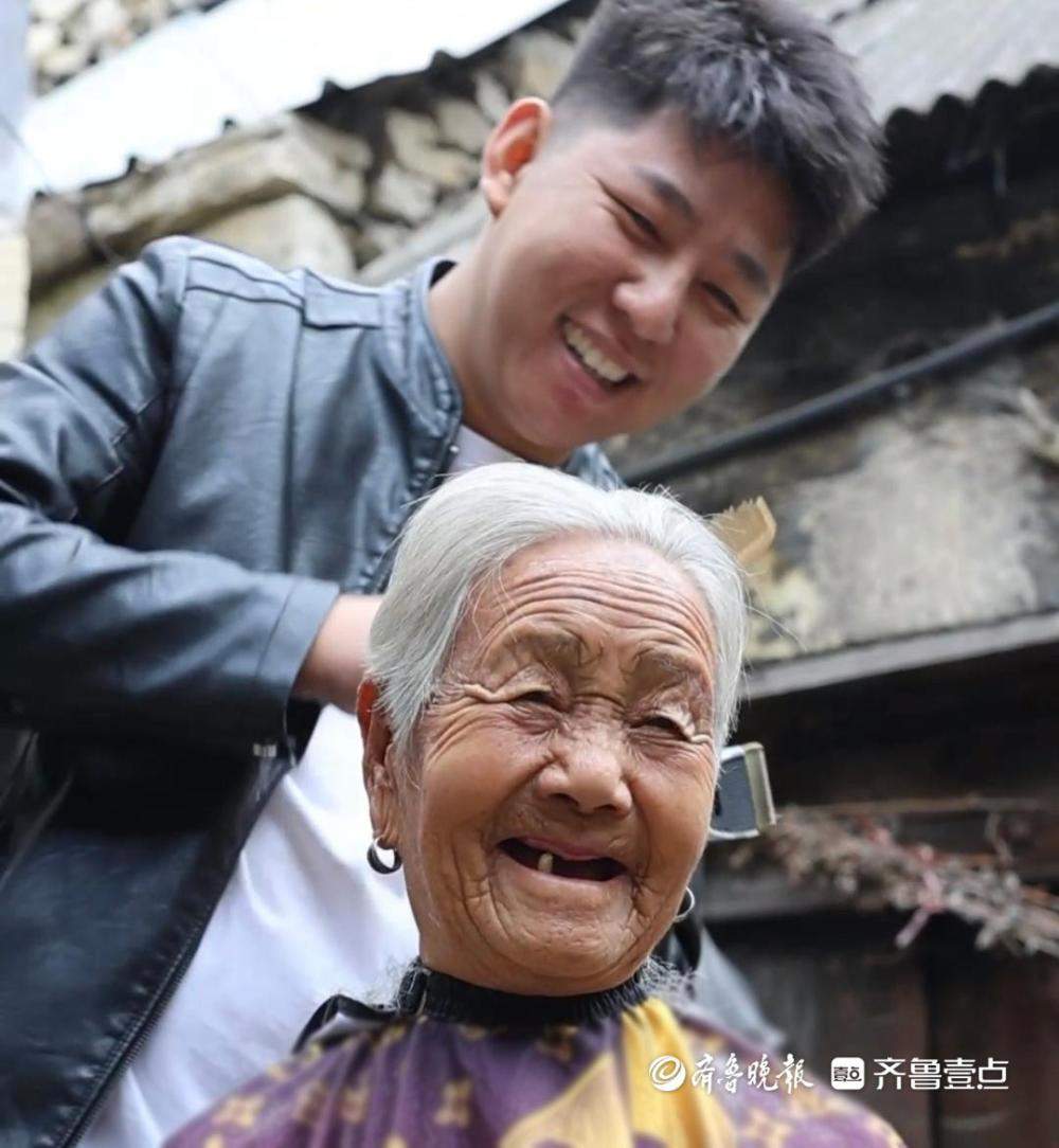济南“90后”理发师去了100多个山村为老人理发：老人开心，也治愈了我