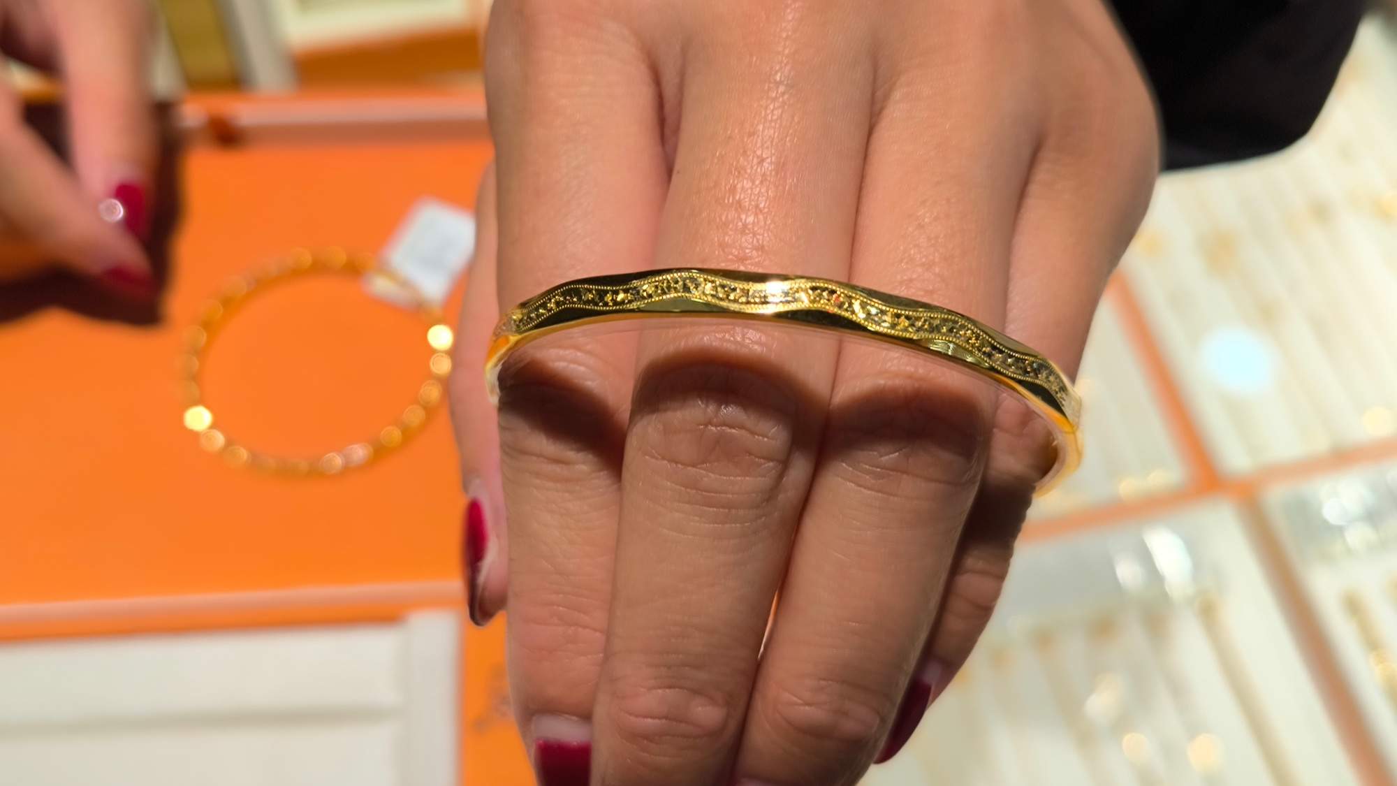 金价连续上涨逼近历史高点 还会继续涨吗?