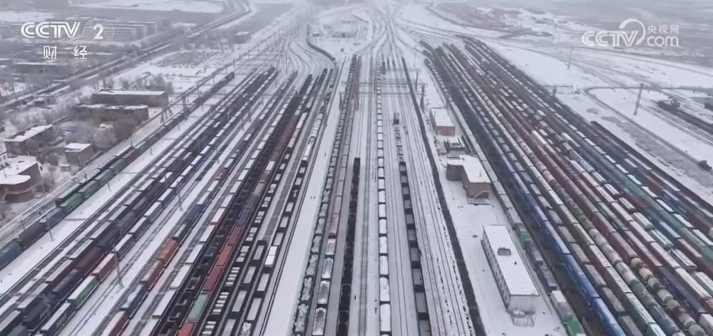 年货市场琳琅满目、供销两旺 消费掀“热”潮展现新年新气象