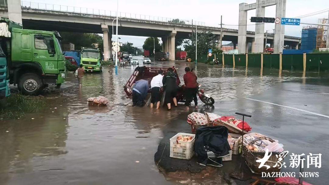 济南：积水路段三轮车侧翻，一群陌生人挺身而出