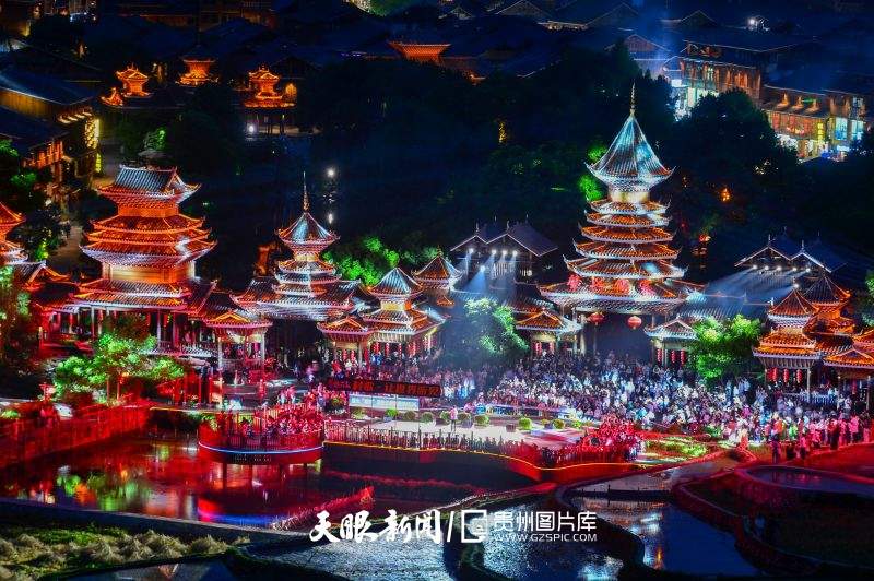 村里喜事多，幸福的歌声响遍高原和大山