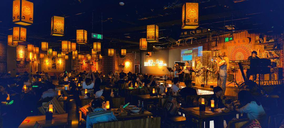 租装备去露营、酒店里赶大集、酒馆里听民谣……五一消费有哪些新风向？