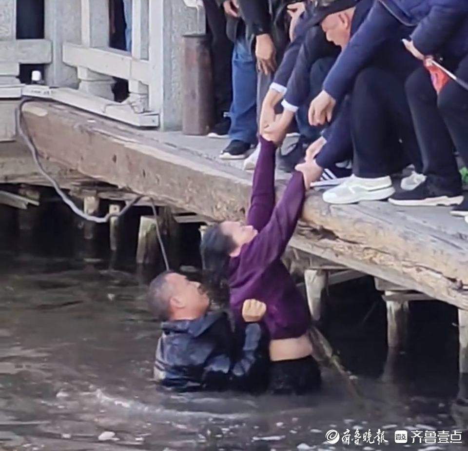 老人意外掉入大明湖中，四川热心游客跳湖施救
