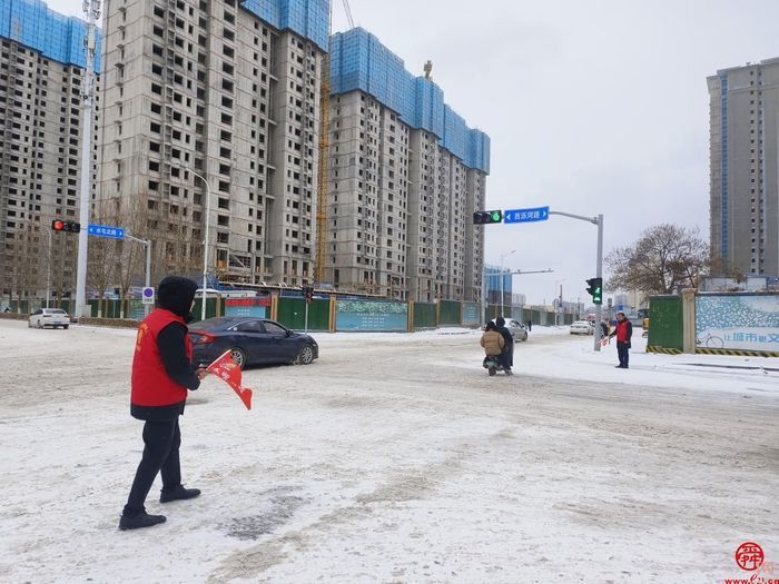 彻夜清雪 天桥出动1300余人次环卫人员保出行