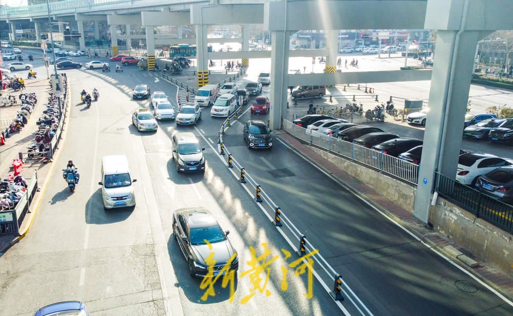 济南顺河高架上桥匝道口交通有变 部分车道车辆禁止上桥