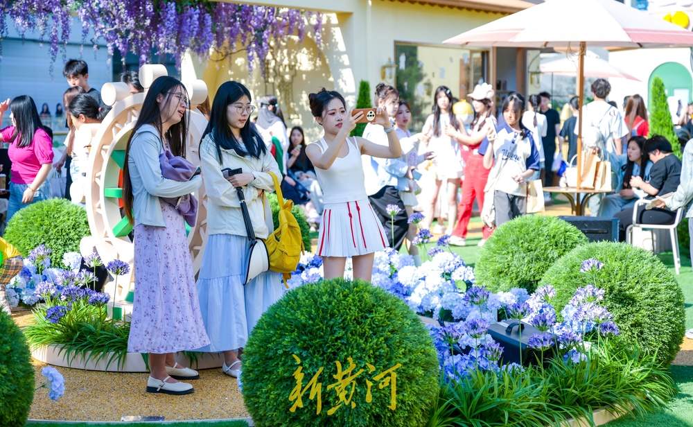 济南经十路旁现沉浸式潮流街区，文艺氛围吸引众多年轻人打卡