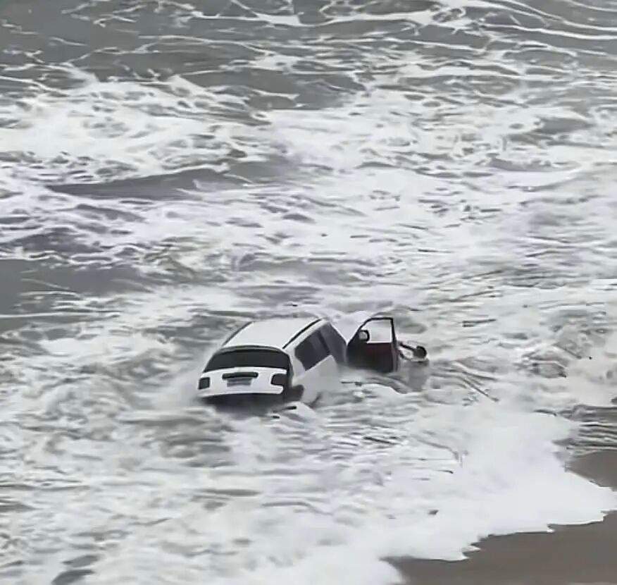一越野车在沙滩“狂飙”,陷入沙里被海水淹没,司机紧急下车,当地回应