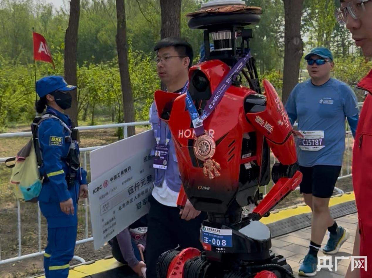 从“人机共跑”到“人机共融”！人形机器人用半马成绩回答开局新期待