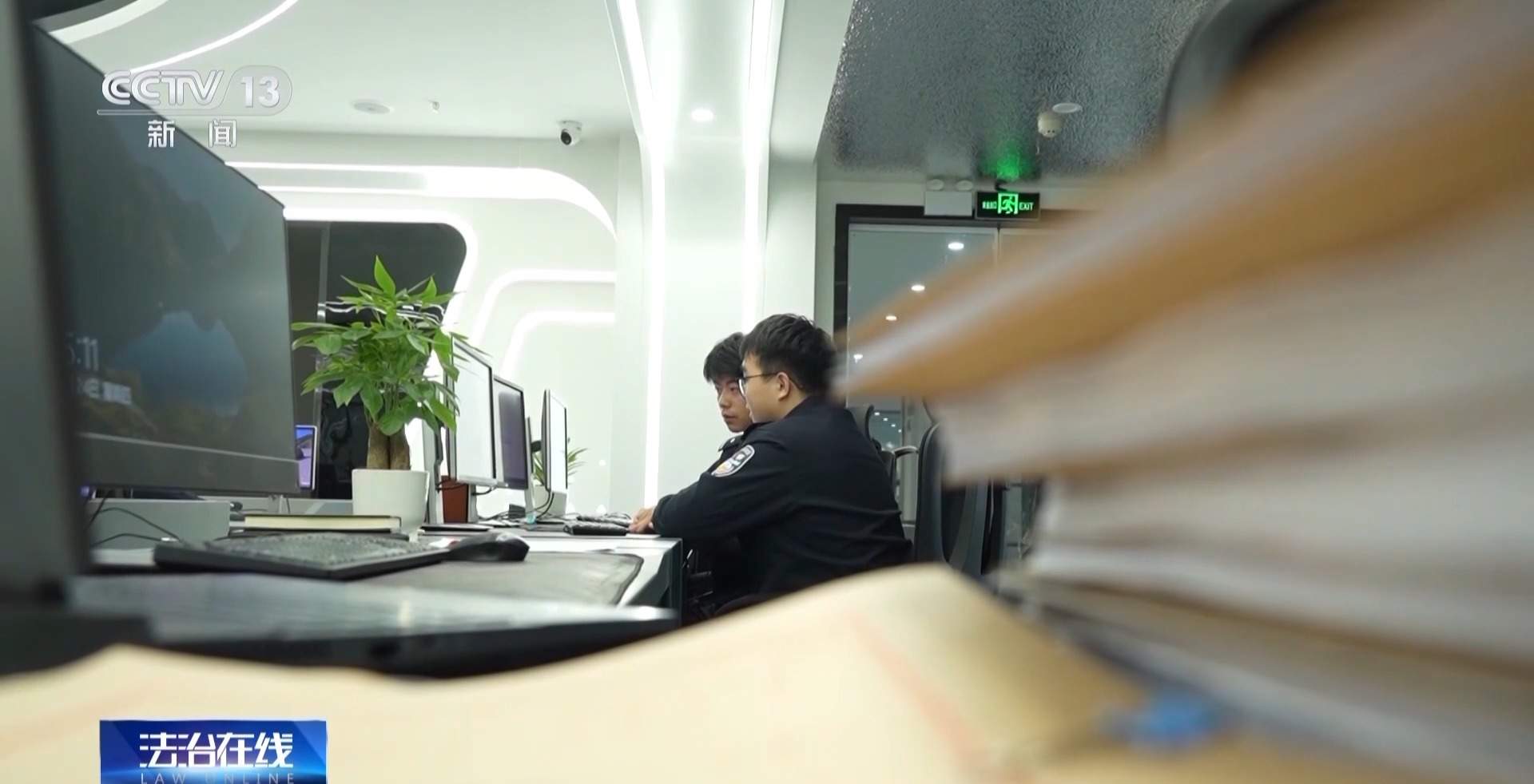 一人可操纵6000余部云手机 揭秘“大V”如何用“机刷”炮制热搜