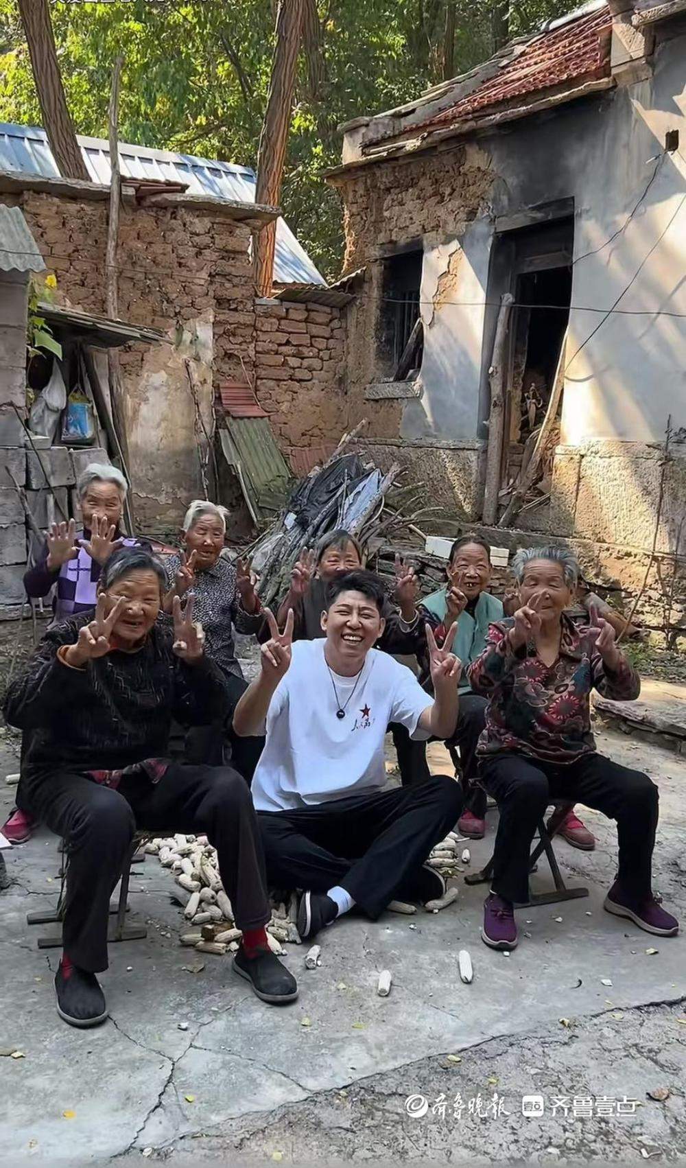 济南“90后”理发师去了100多个山村为老人理发：老人开心，也治愈了我