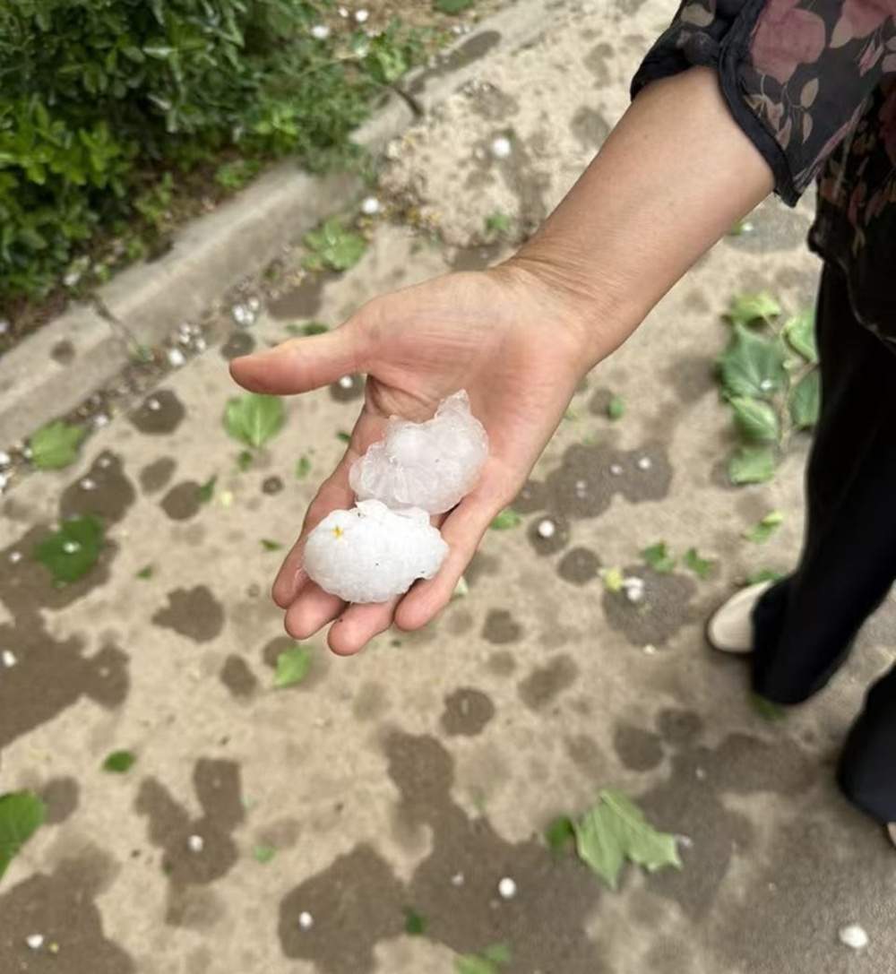 山东继续发布强对流黄色预警，济南莱芜下午已出现冰雹