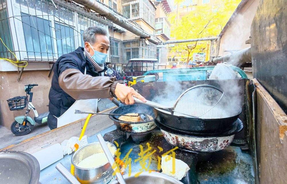 夫妻独创“琉璃地瓜”火爆出圈 社区小店排起网红长队