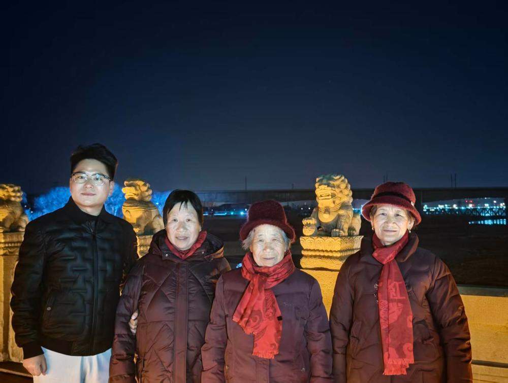 临沂小伙一家受邀夜游宛平城：母亲满足的笑容比任何光影都要亮
