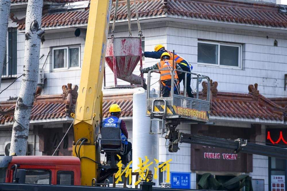 济南二环东路百花公园段新建过街天桥,主体桥墩已成形